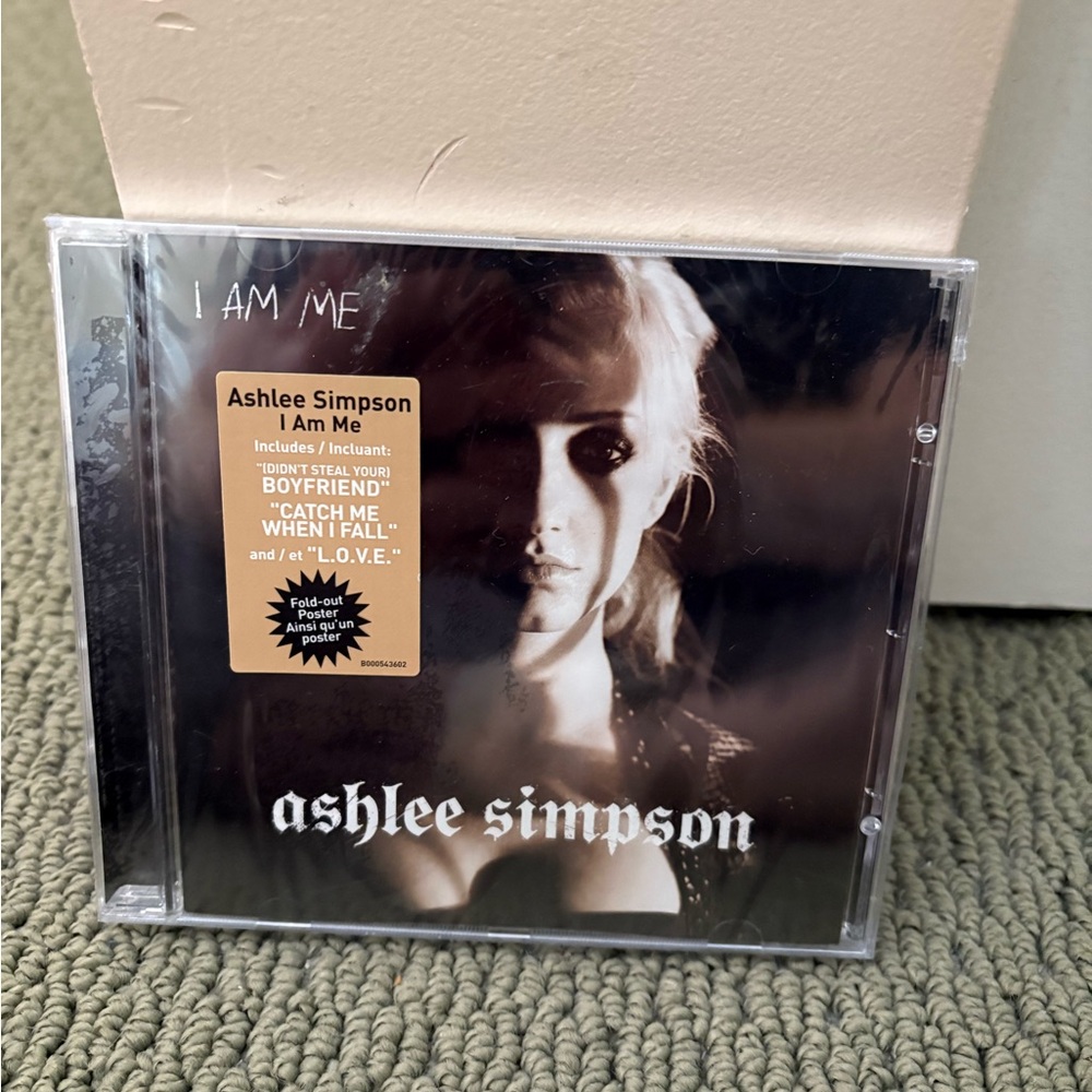 🎁🎁Ashlee Simpson- I Am Me CD, 
Black and White Cover